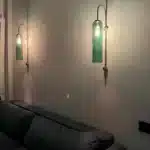 Lampe murale verticale en verre vert foncé pour chambre - en ambiance.