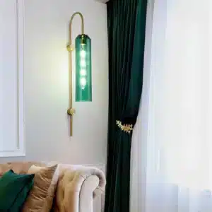 Lampe murale verticale en verre vert foncé - image principale.