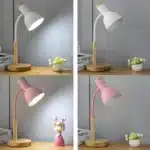 Quatre variations de lampes de chevet LED en rose et blanc avec base en bois.