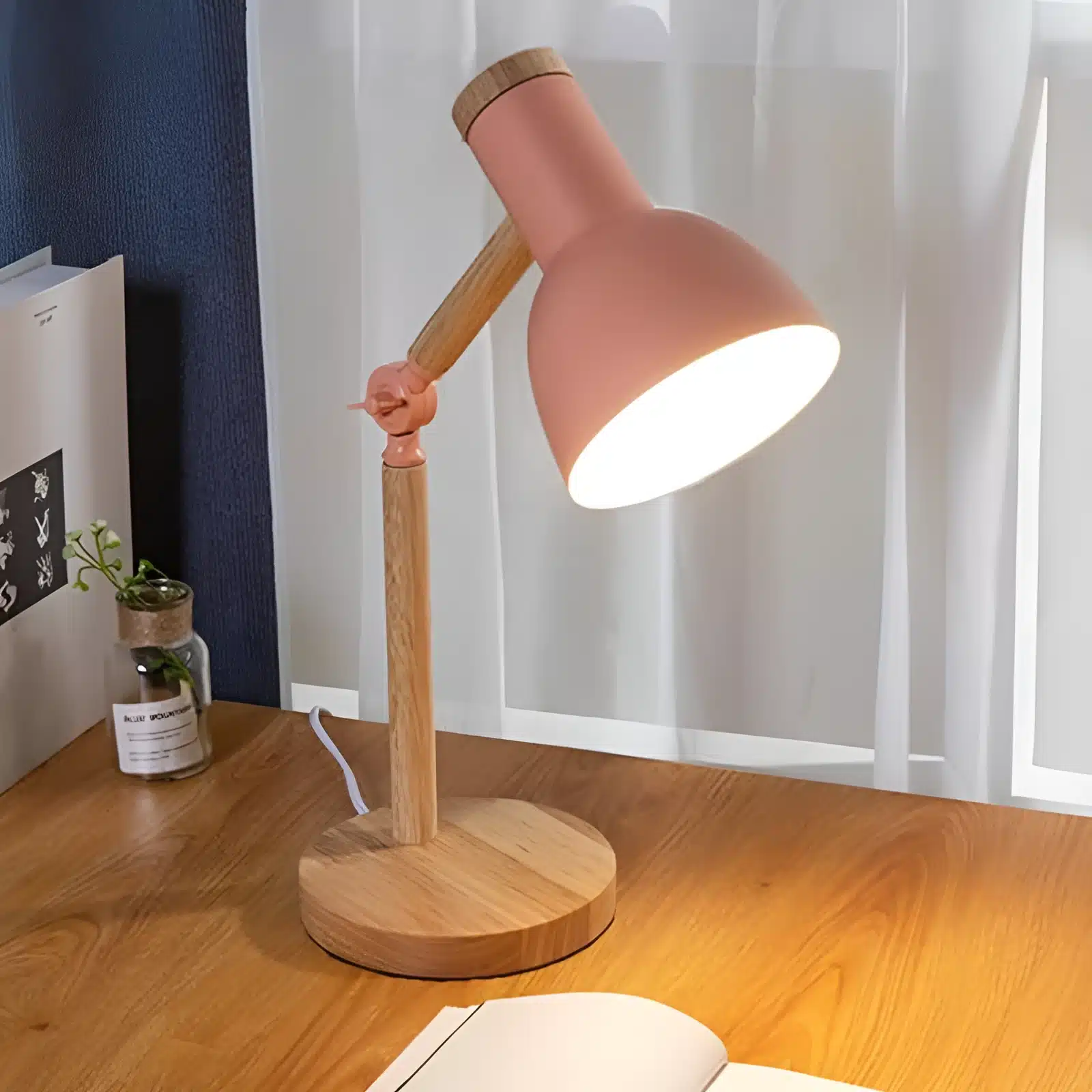 Lampe de chevet LED rose éclairant un espace bureau.