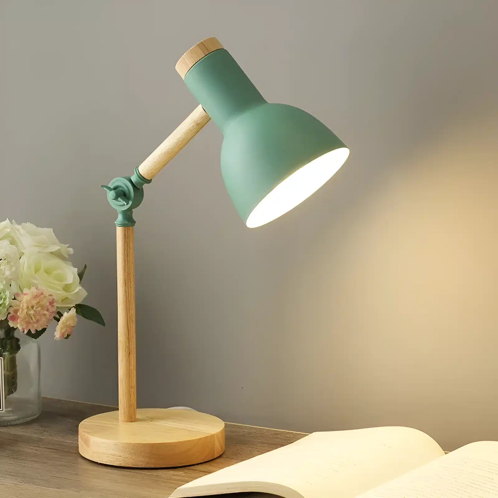 Lampe de chevet en bois avec tête tournante de couleur verte.