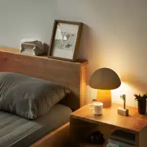 Lampe en bois avec lumière douce dans une chambre minimaliste.