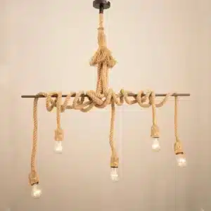 Luminaire suspendu en corde de style vintage avec plusieurs ampoules.