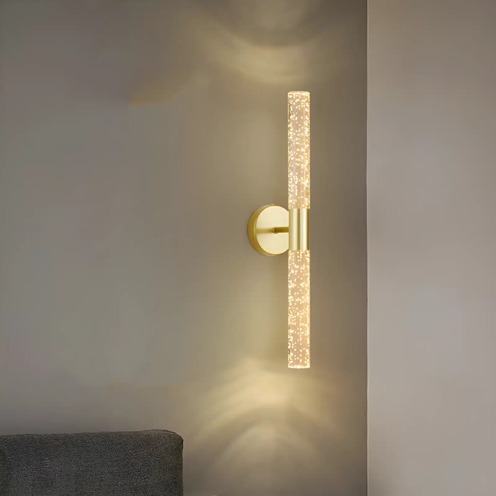 Luminaire LED en Clip Applique Murale Moderne dorée dans une chambre moderne.