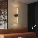 Applique murale LED noire avec un design épuré et moderne.