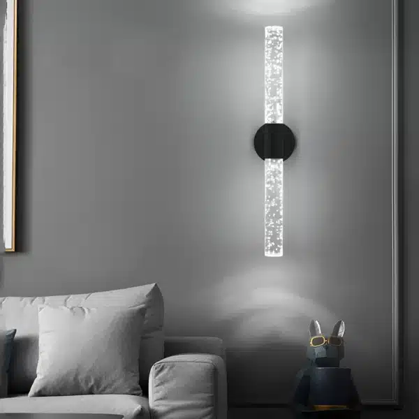Applique murale LED noire montée sur un mur gris.