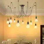 Plafonnier araignée avec ampoules suspendues dans un intérieur moderne.