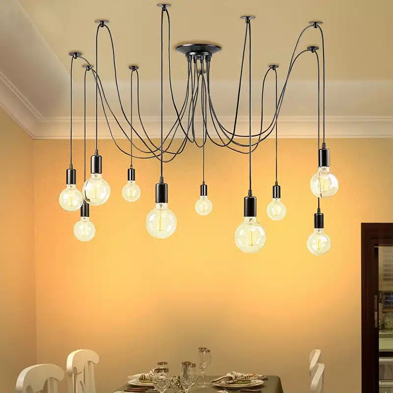 Plafonnier araignée avec ampoules suspendues dans un intérieur moderne.