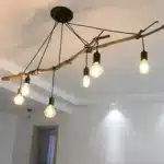 Plafonnier araignée réglable de style loft moderne avec trois câbles suspendus.