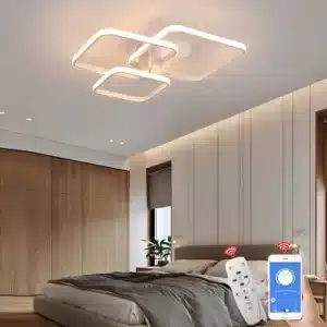 Plafonnier LED moderne blanc avec trois têtes et télécommande pour salon.