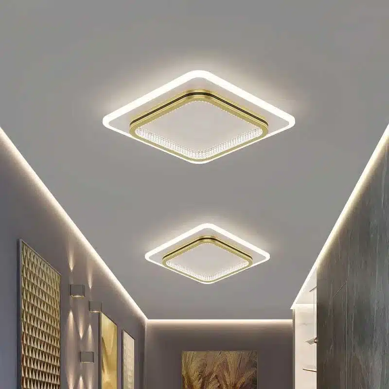 Plafonnier LED carré en fer forgé et acrylique doré installé dans un salon, offrant un éclairage chaleureux et élégant