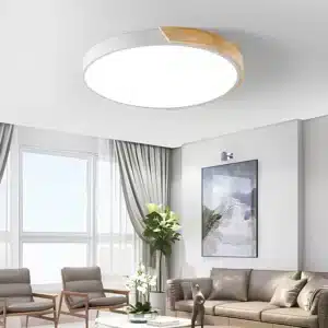 Plafonnier LED ultra-mince blanc avec accent en bois dans un salon moderne.