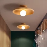 Plafonnier LED en bois naturel avec un design concave pour une ambiance chaleureuse.