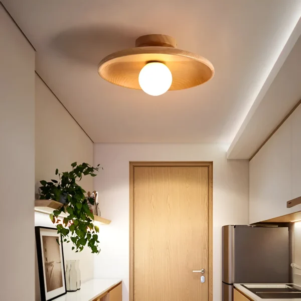 Plafonnier LED en bois naturel avec un design concave pour une ambiance cozy.