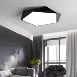 Plafonnier LED hexagonal noir pour salon.