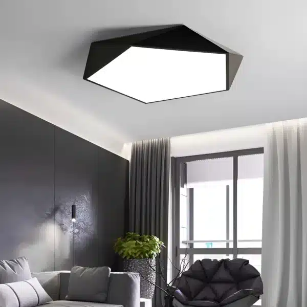 Plafonnier LED hexagonal noir pour salon.