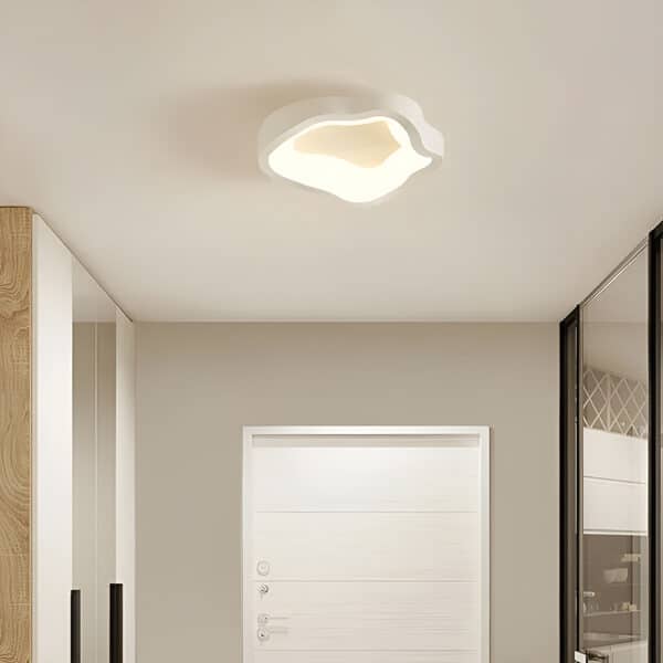 Plafonnier LED blanc en forme géométrique avec des courbes irrégulières pour salon.