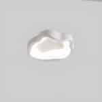 Plafonnier LED blanc en forme géométrique avec des courbes irrégulières pour salon.