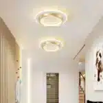 Plafonnier LED doré en forme ronde installé dans un salon moderne
