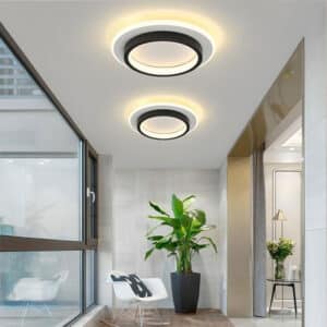 Plafonniers LED noirs ronds dans un espace intérieur moderne avec baies vitrées