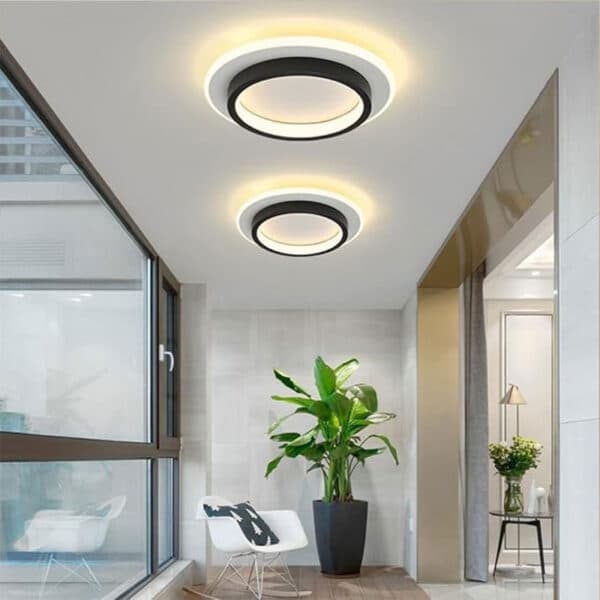 Plafonniers LED noirs ronds dans un espace intérieur moderne avec baies vitrées