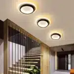 Plafonniers LED modernes noirs ronds dans un couloir contemporain