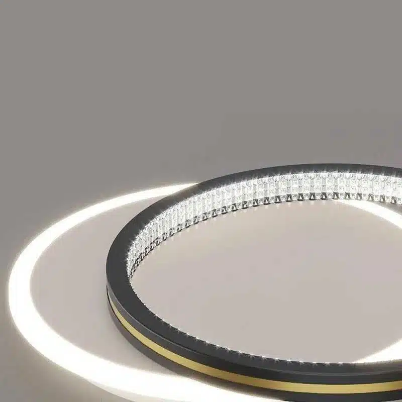 Plafonnier LED rond en fer forgé et acrylique doré avec un design entrelacé, offrant un éclairage moderne et élégant dans un salon