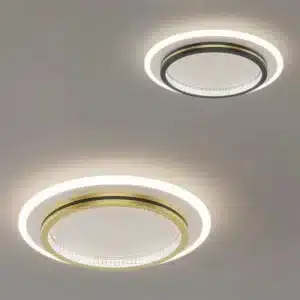 Plafonnier LED rond en fer forgé et acrylique noir, suspendu au plafond d'un salon, diffusant une lumière claire et moderne