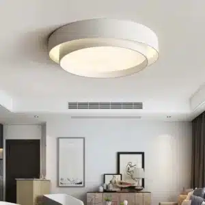 Plafonnier LED design avec trois cercles noirs suspendus au plafond
