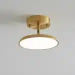 Galerie d'images montrant un plafonnier moderne Disque Céleste en cuivre et acrylique doré, suspendu dans un salon, créant une ambiance lumineuse et élégante.