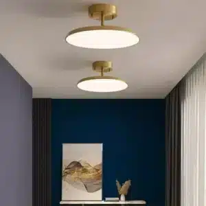 Plafonnier moderne Disque Céleste en cuivre et acrylique, suspendu dans un salon, diffusant une lumière élégante et homogène