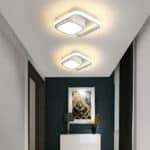 Plafonnier moderne en forme de cadre blanc pour salon, installé dans un couloir