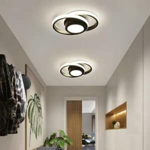 Plafonniers modernes noirs en forme d'orbe dans un couloir minimaliste.