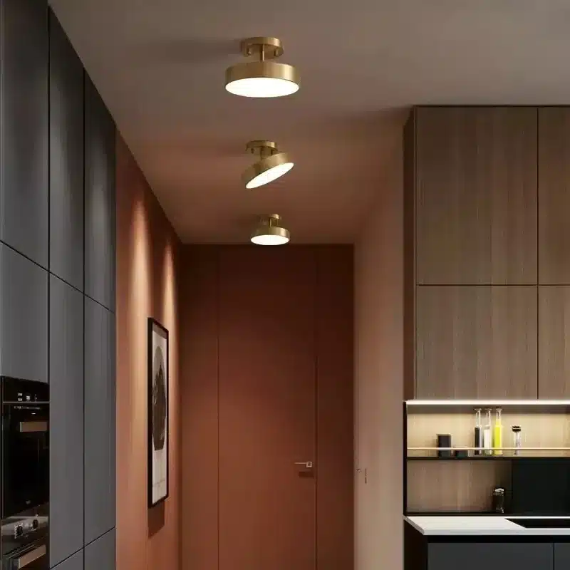 Plafonniers Nordiques en Cuivre doré installés dans un couloir moderne et élégant