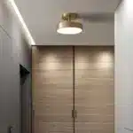 Plafonnier Nordique en Cuivre doré installé dans un couloir avec des portes en bois clair