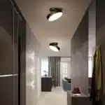 Plafonniers Nordiques en Cuivre noir inclinés dans un couloir contemporain