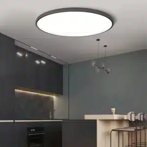 Plafonnier rond LED décoratif noir installé dans une cuisine contemporaine.