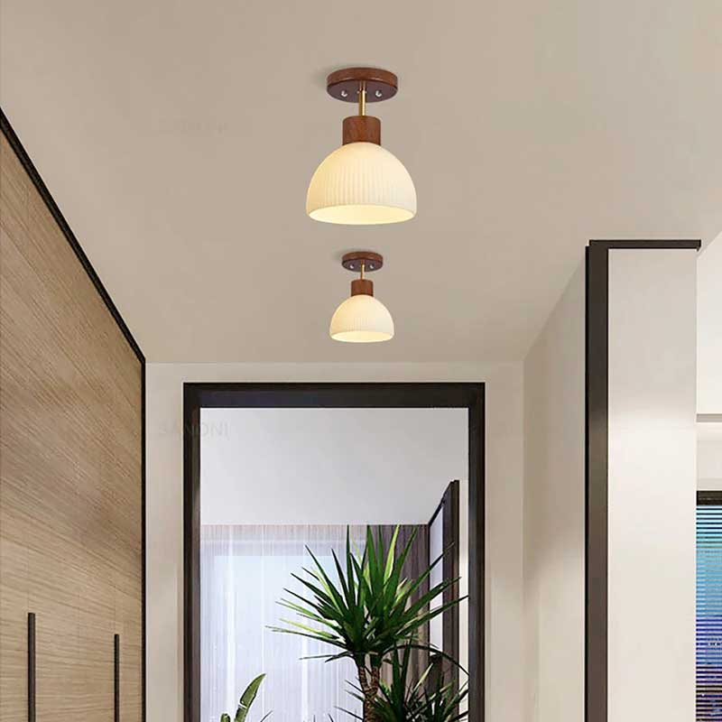 Plafonniers modernes en bois de noyer pour un salon élégant, présentant différents styles et designs pour une ambiance chaleureuse et contemporaine.