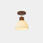 Variations d'images de plafonniers modernes en bois de noyer pour un salon élégant, présentant différents styles et designs pour une ambiance chaleureuse et contemporaine.