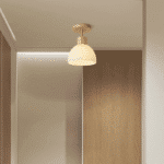 Plafonnier moderne en bois nordique et verre rayé suspendu dans un salon élégant, diffusant une lumière douce et agréable, et ajoutant une touche de chaleur et d'élégance scandinave à l'espace.