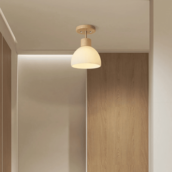 Plafonnier moderne en bois nordique et verre rayé suspendu dans un salon élégant, diffusant une lumière douce et agréable, et ajoutant une touche de chaleur et d'élégance scandinave à l'espace.