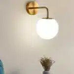 Applique murale LED dorée avec globe en verre