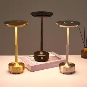 Lampe LED tactile avec finition métallique dorée, noire et argentée