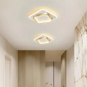 Plafonnier LED doré avec des carrés imbriqués pour salon élégant.