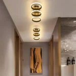 Plafonnier LED avec trois couronnes lumineuses noires pour salon moderne.
