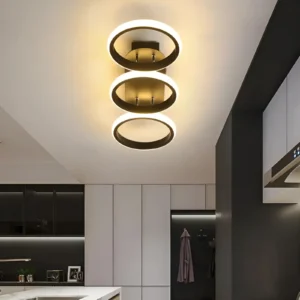 Plafonnier LED avec trois cercles lumineux noirs pour salon.