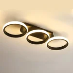 Variation du plafonnier LED avec trois couronnes lumineuses noires pour salon.