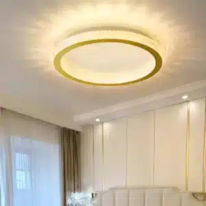 Plafonnier LED doré en forme d'anneau avec cristaux, idéal pour un salon luxueux.