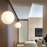 Plafonnier LED en forme de bulle dans un couloir moderne