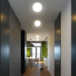Plafonnier LED en forme de bulle dans un couloir élégant